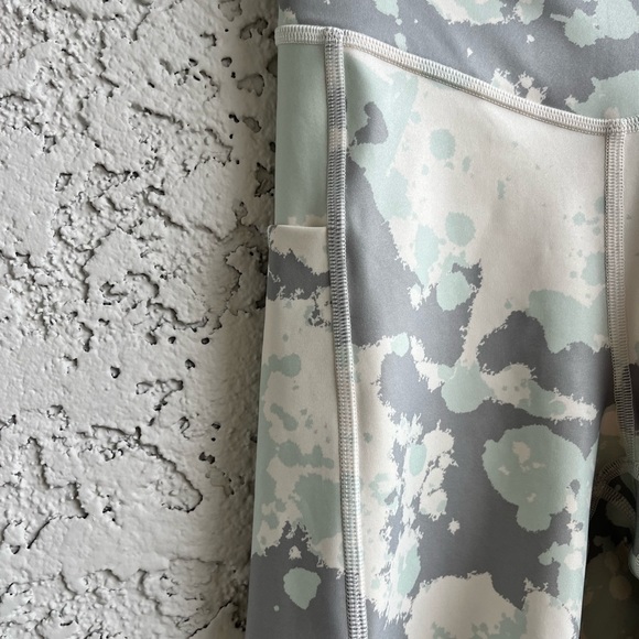 THE NORTH FACE Light Camouflage Fitted Biker Shorts with Pockets Women’s Medium - Picture 10 of 14